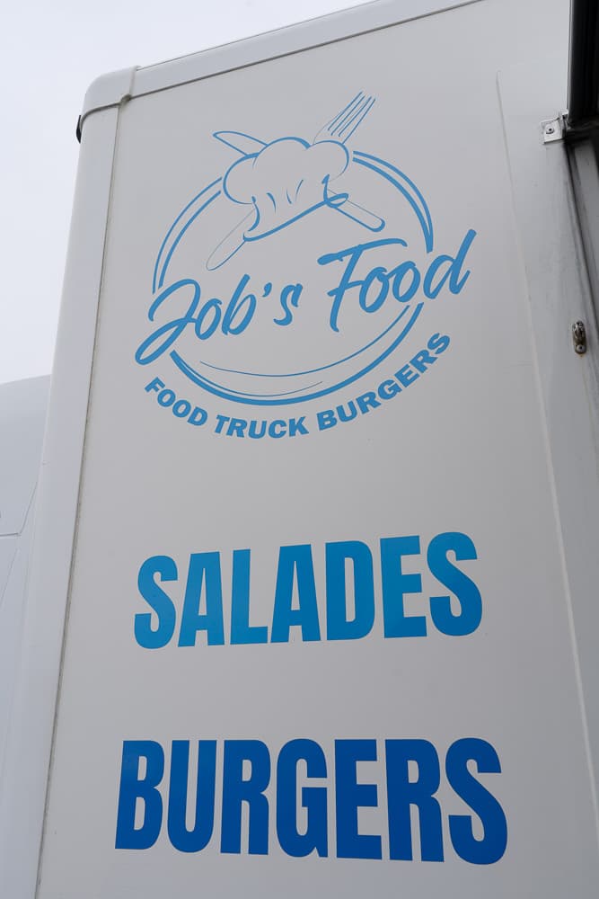 Flanc du food truck Job’s Food, logo azur et « Salades / Burgers »