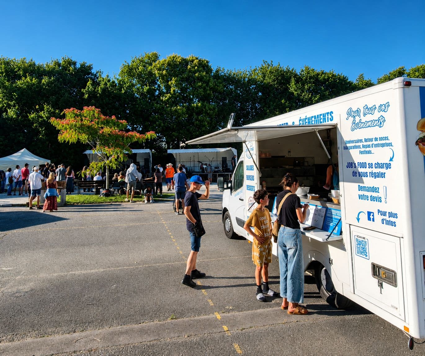 Le food truck Job’s Food en service lors d’un événement, sous le soleil