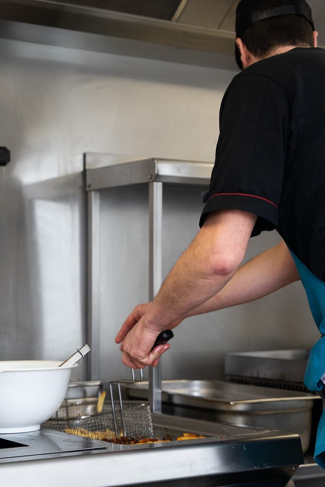 Yann prépare les frites maison