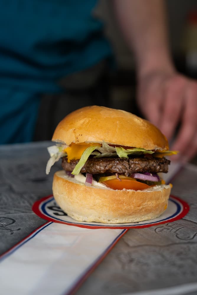 Burger maison Job’s Food servi sur son papier signature